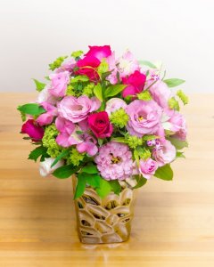トップフローリストの生花アレンジメント（ピンク系）